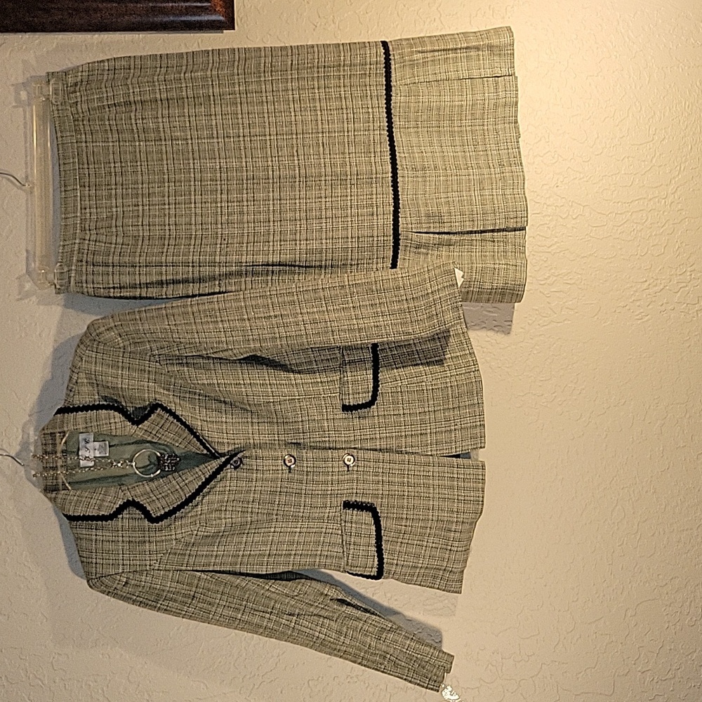 Gorgeous Green W/ Blk Trim 2 PC Career Suit Size 8